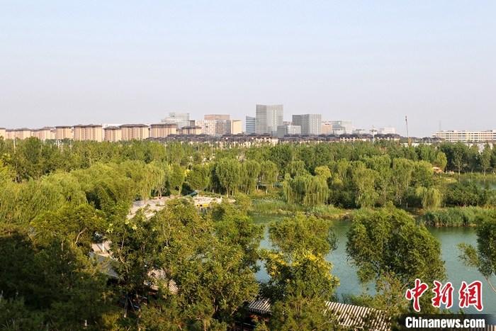 從完成頂層設計到如火如荼大規(guī)模建設，六年來，雄安新區(qū)如春天的竹子一般拔節(jié)生長，這座承載千年大計的“未來之城”已雄姿初顯。從“一張白紙”開始著墨，如今的雄安新區(qū)已是濃墨重彩的“山水畫”。<a target='_blank' href='/'>中新社</a>記者近日走訪了雄安新區(qū)多地，從“藍綠金”三色感受這座“未來之城”的巨大變化。圖為7月18日拍攝的河北雄安新區(qū)金湖公園。 <a target='_blank' href='/'>中新社</a>記者 易海菲 攝