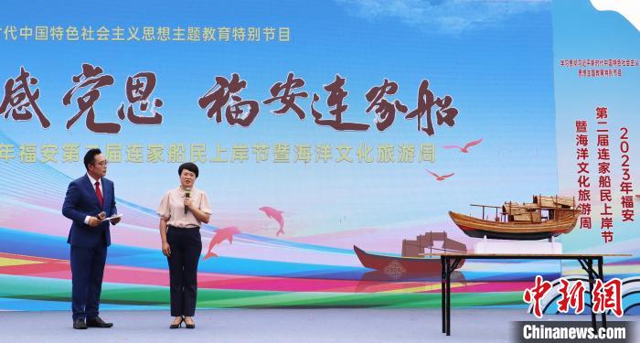 村民分享連家船民“搬上來(lái)、住下來(lái)、富起來(lái)”的故事和難忘經(jīng)歷?！×珠派?攝