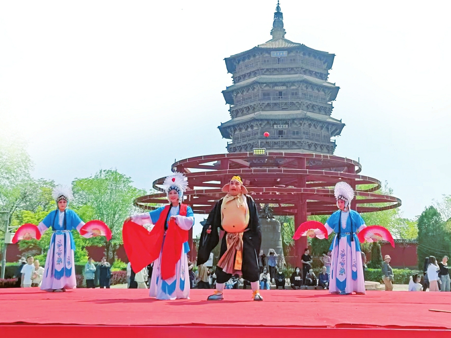 應(yīng)縣祈園廣場(chǎng)搭起的耍孩兒劇公益演出舞臺(tái)上,正在演出耍孩兒劇目《獅子洞》。山西日?qǐng)?bào)記者馬占富攝 應(yīng)縣祈園廣場(chǎng)搭起的耍孩兒劇公益演出舞臺(tái)上,正在演出耍孩兒劇目《獅子洞》。山西日?qǐng)?bào)記者馬占富攝