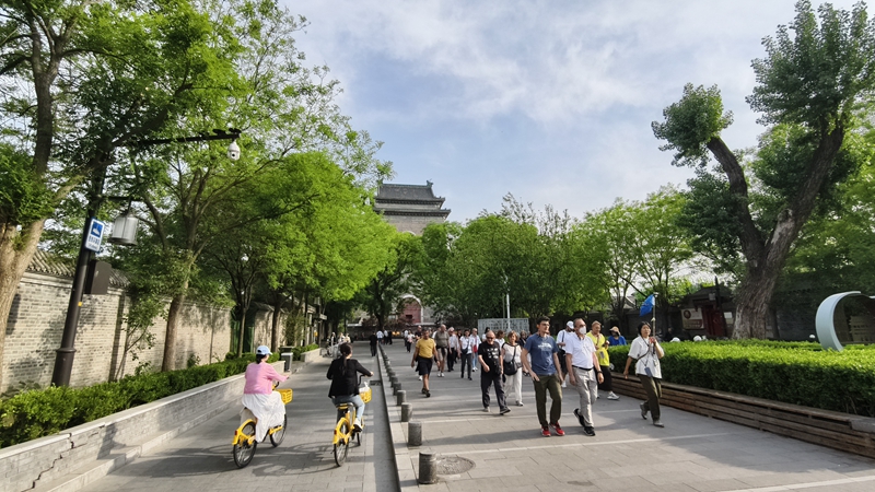 外國(guó)游客游覽北京鼓樓。人民網(wǎng)記者 李楠樺攝