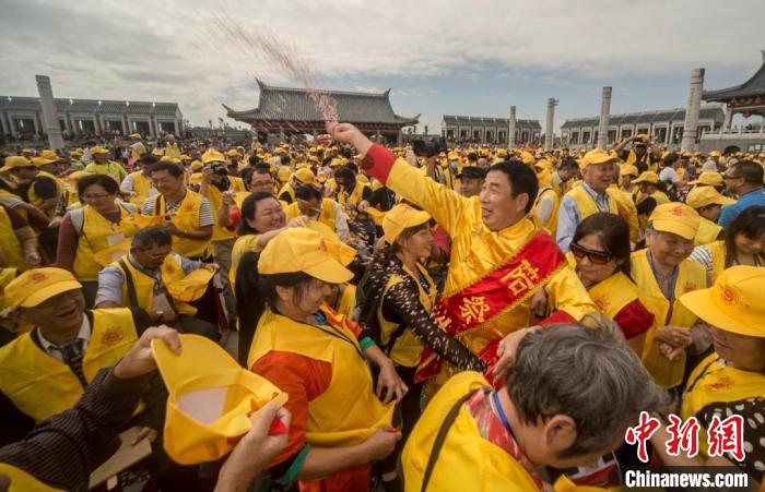 每年的世界客屬石壁祖地祭祖大典吸引著眾多海內(nèi)外客屬前來參加?！∪魇形麄鞑抗﹫D