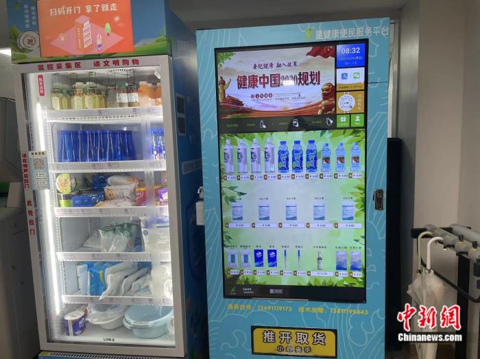 醫(yī)院里設(shè)置的飲料售賣機中包含多個品牌的電解制水 韋香惠 攝