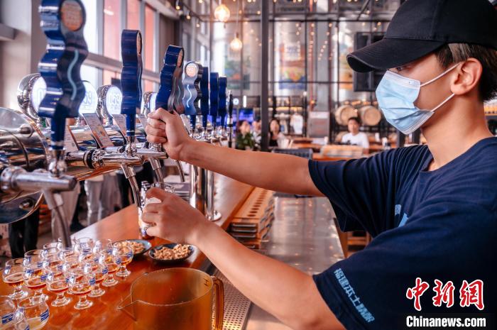 圖為百威雪津啤酒莆田基地工作人員正在打酒?！±钅宪?攝